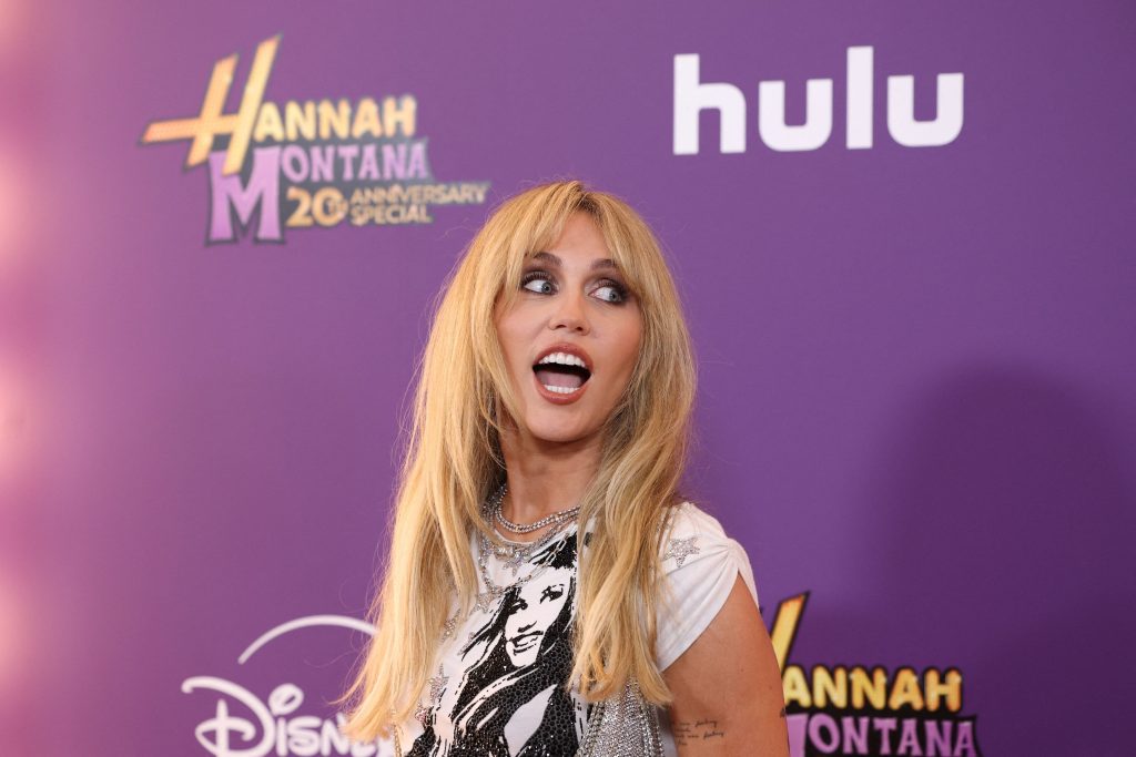 Μαίλι Σάιρους: «Αηδιαστικά» σνακ και παλιοί έρωτες