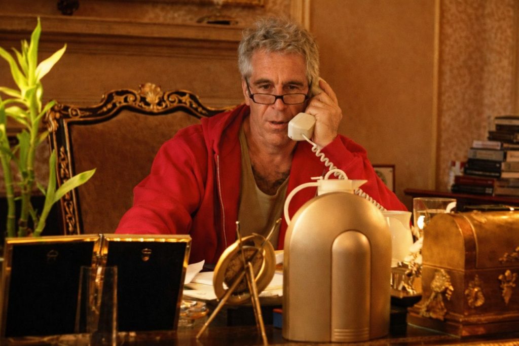 Κατέθεσε ο λογιστής του Έπσταϊν: Ποιοι πλήρωναν τον χρηματιστή, τι είπε για Τραμπ και τι ήξερε για τα θύματα