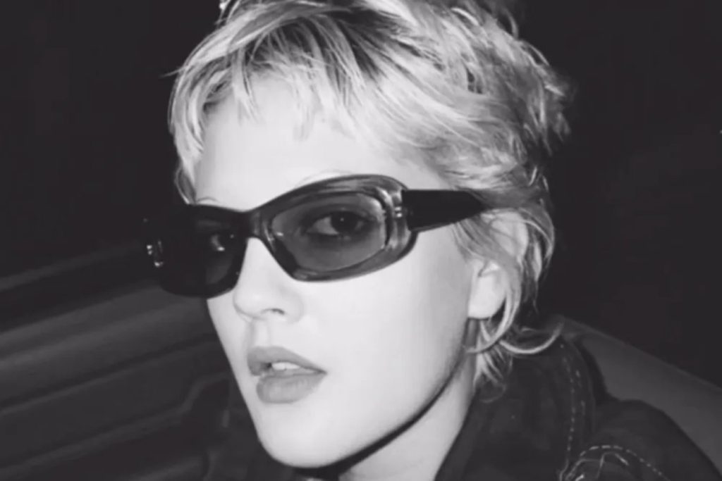 «Μαμά, πώς ήσουν τη δεκαετία του ’90;» – Η Ντρου Μπάριμορ θυμάται την πιο ατίθαση φάση της