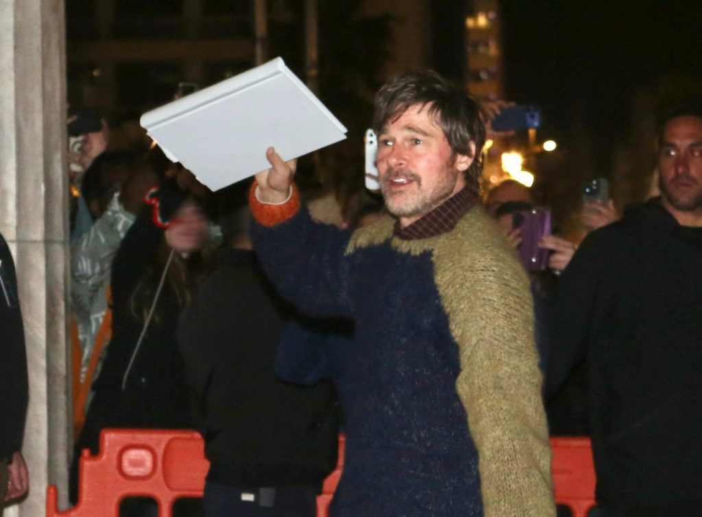 Το 24ωρο του Μπραντ Πιτ στην Αθήνα: Από την αποθέωση στην πλατεία Κοτζιά στα γυρίσματα στο δημαρχείο