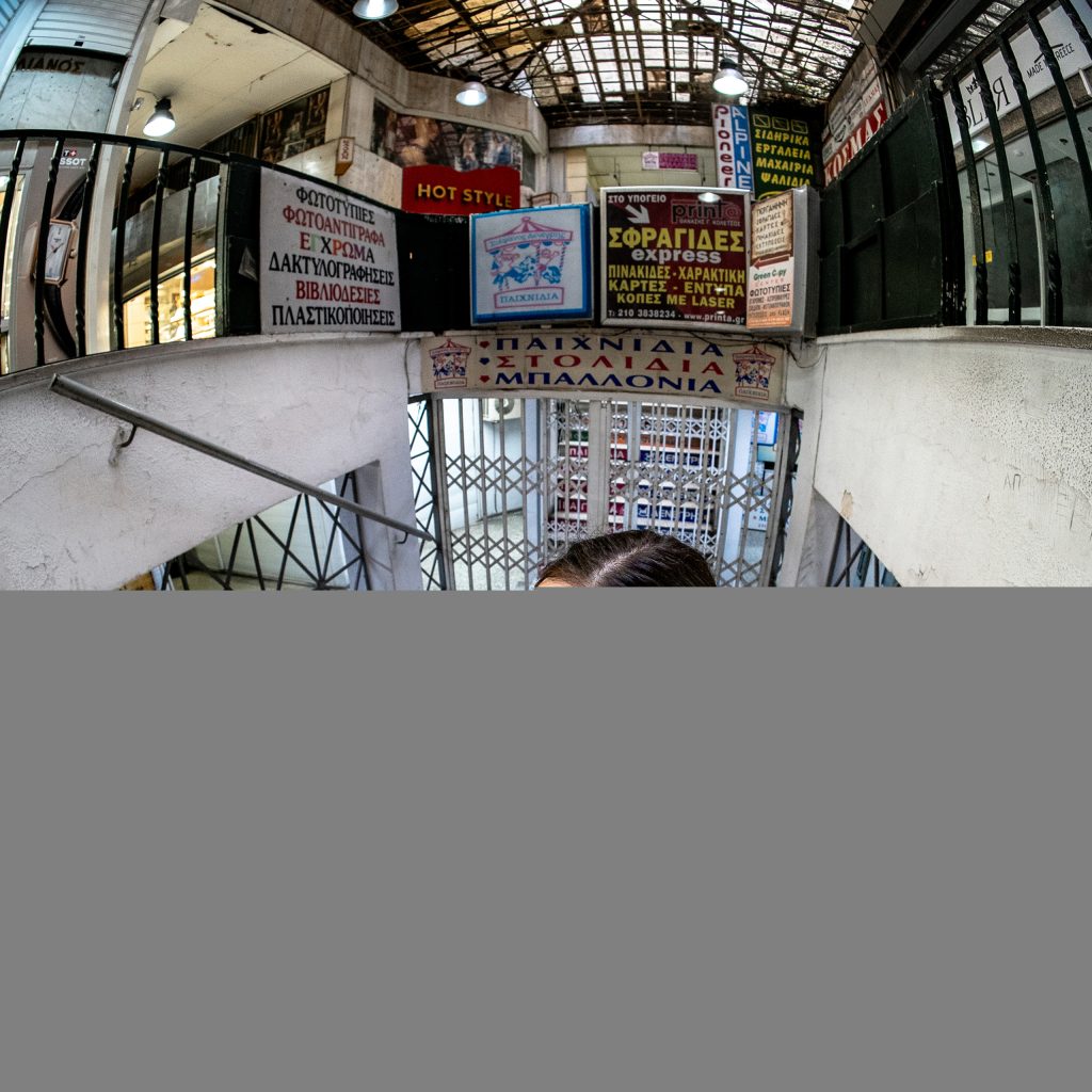 Η Έλενα Λεώνη σπάει τα στερεότυπα και παρουσιάζει το τραγούδι «Βαριέμαι Πολύ»!