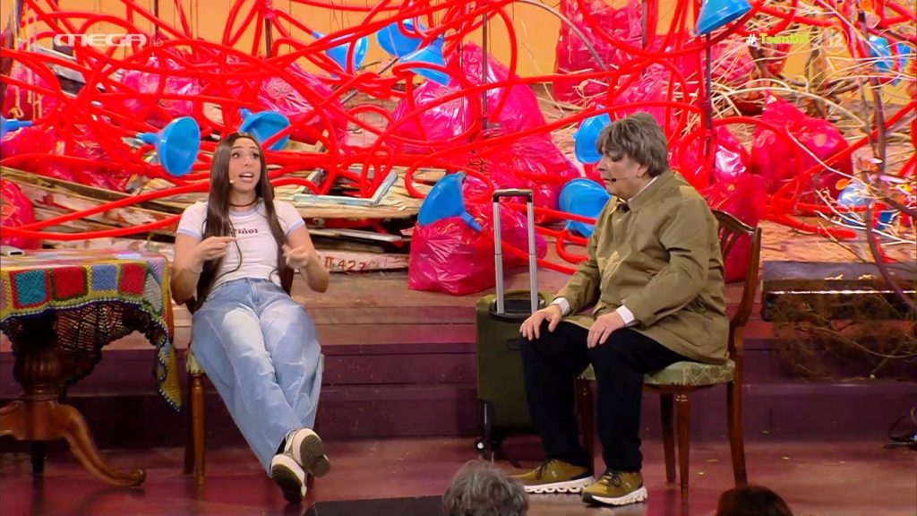 Μεγάλη έκπληξη στο «Αλ Τσαντίρι Νιούζ» – Η Έλενα Χαραλαμπούδη έγινε η… εγγονή του Λάκη Λαζόπουλου