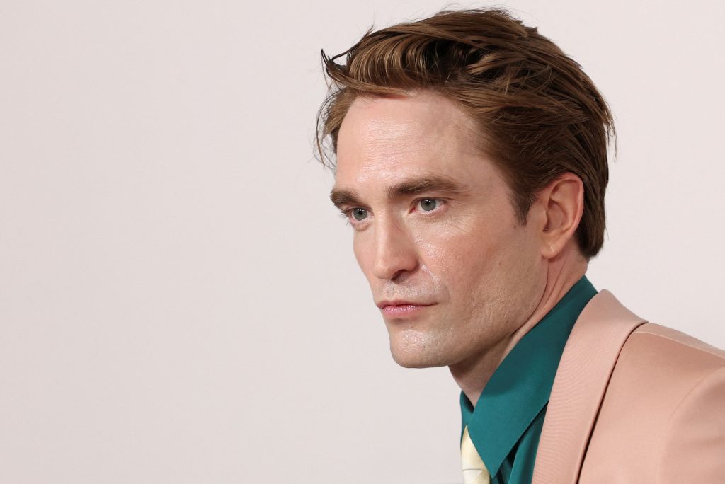 Ο Ρόμπερτ Πάτινσον και το άβολο κοστούμι του