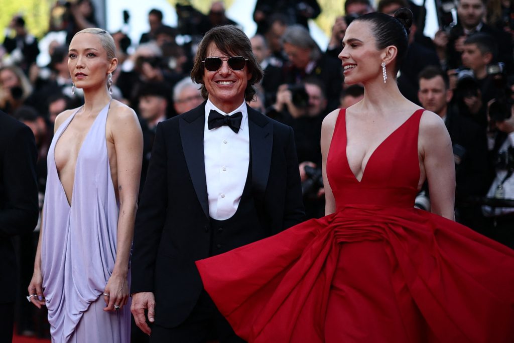 Ο Τομ Κρουζ αγνώριστος με γκρίζα μαλλιά και κοιλιά σε βίντεο από την ταινία «Digger» του Ινιάριτου