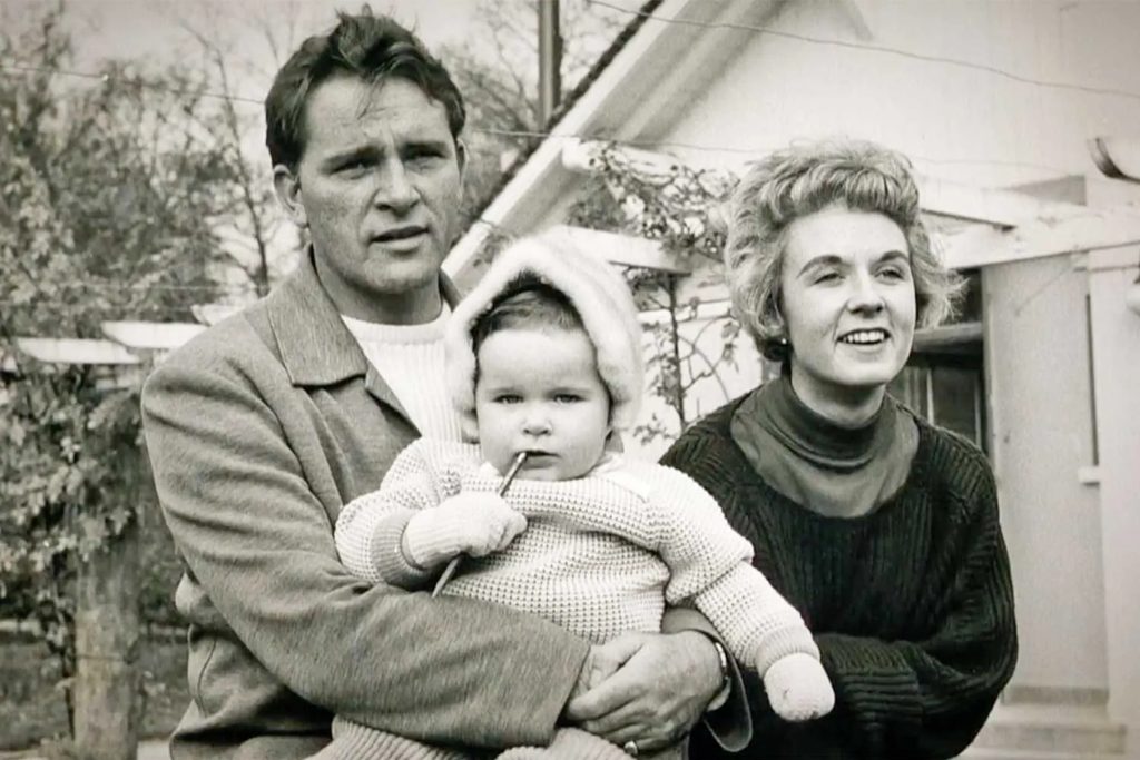 Η κόρη του Ρίτσαρντ Μπάρτον, το διαζύγιο των γονιών της και η σχέση της με την Ελίζαμπεθ Τέιλορ