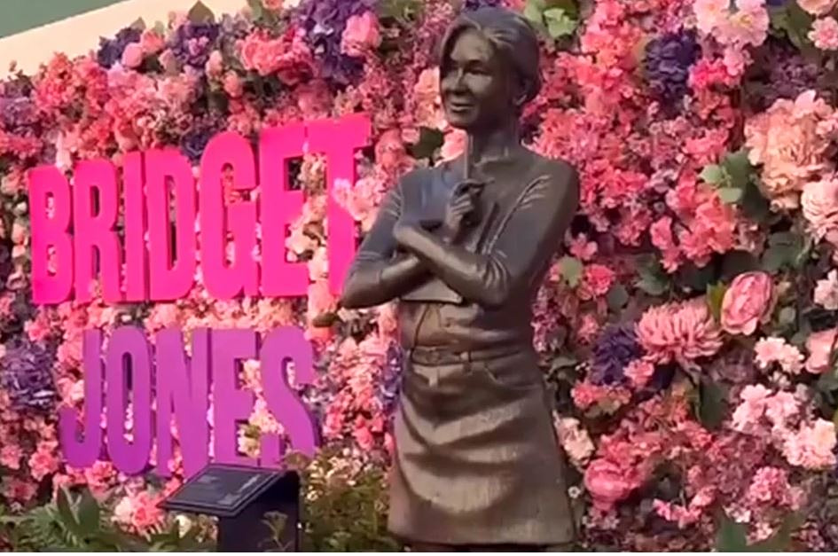 Το άγαλμα της Μπρίτζετ Τζόουνς θα μείνει για πάντα στην πλατεία Λέστερ του Λονδίνου