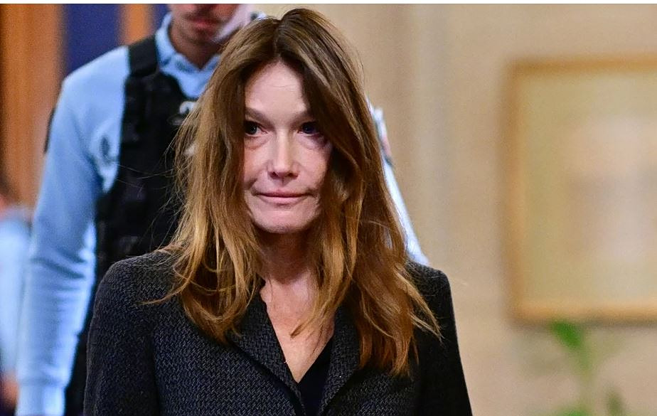 Κάρλα Μπρούνι: Στο δικαστήριο με τον Σαρκοζί ατημέλητη και ταλαιπωρημένη