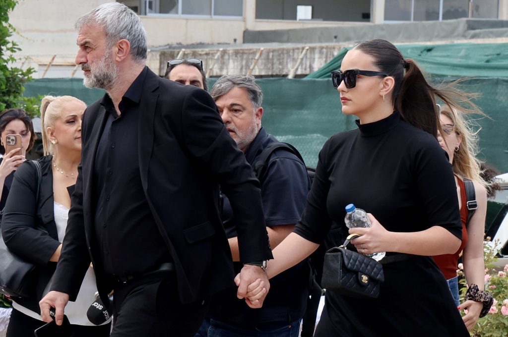 Γωγώ Μαστροκώστα: Τραϊανός και Βικτώρια Δέλλα συγκλονίζουν με τα λόγια τους στους επικηδείους