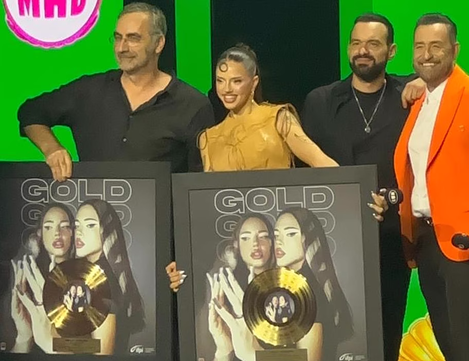 Dara: Απονομή – έκπληξη από την Panik Records στη σκηνή των MAD VMA