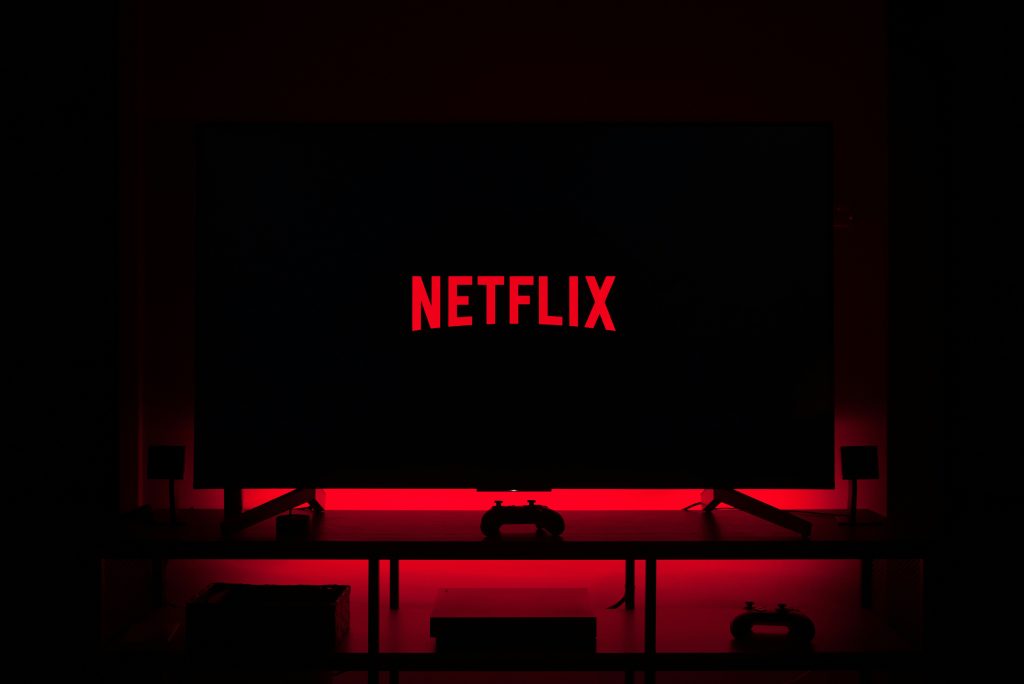 Γιατί η Netflix στρέφεται στα παραδοσιακά κανάλια