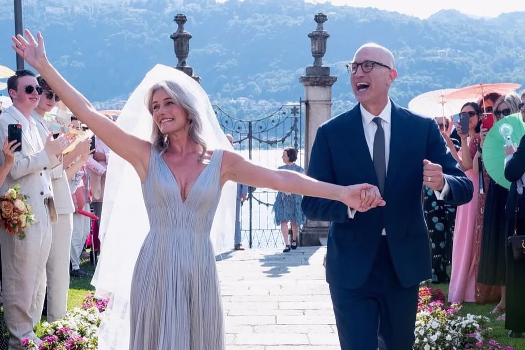 To supermodel Πoλίνα Πορίζκοβα στα 61 της – Έσπασε την παράδοση του νυφικού στον γάμο της με τον Τζεφ Γκόλντσταϊν